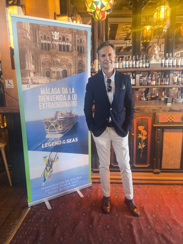 fabian gil posando junto al cartel oficial del legend of the seas