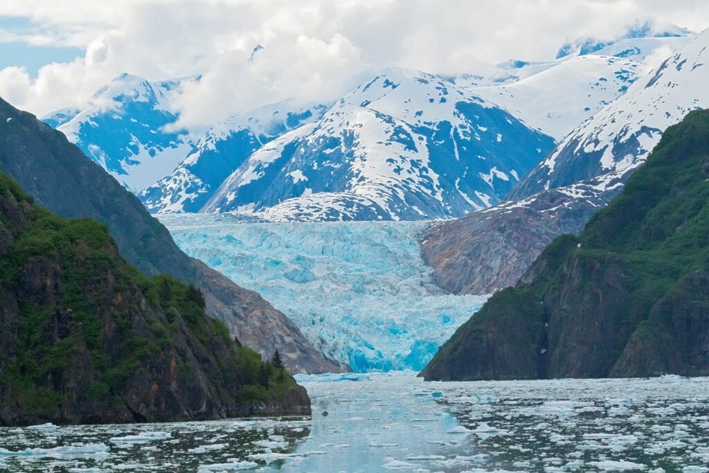 gran glaciar en el fiordo tracy arm rodeado de montanas en alaska