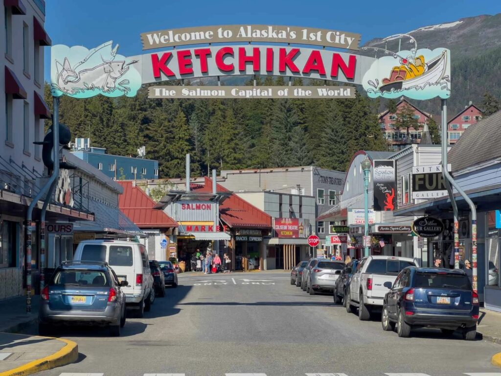 letrero de bienvenida a ketchikan capital mundial del salmon en alaska