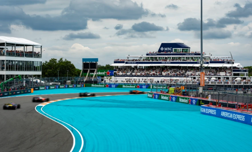 Gran premio de Miami de Fórmula 1 con el espacio VIP de MSC Cruceros y monoplazas en pista.