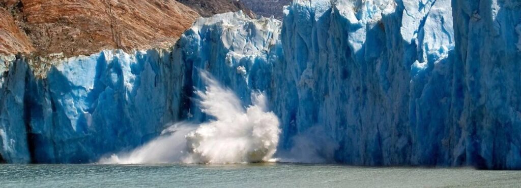 panoramica de un imponente glaciar azulado en el fiordo tracy arm