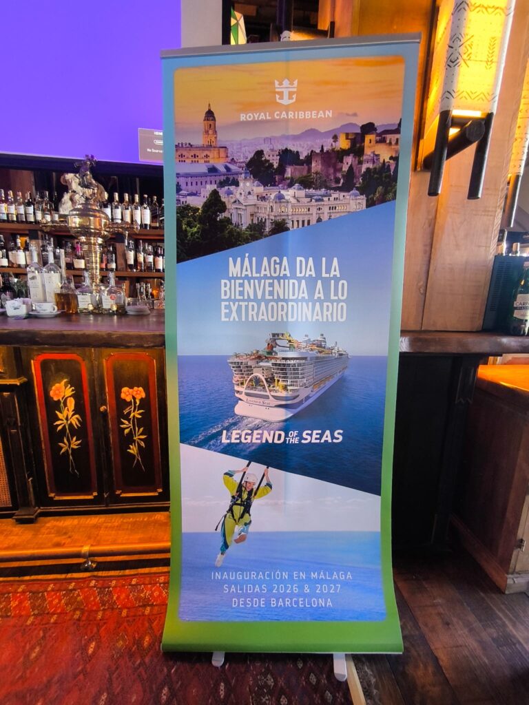 roll up publicitario del crucero legend of the seas en malaga