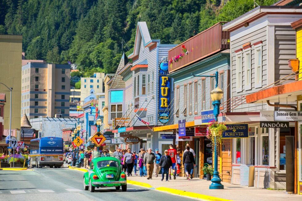 turistas paseando por el colorido centro comercial de juneau