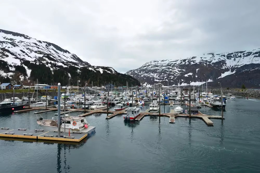 vista general de la ciudad y el puerto de whittier en alaska