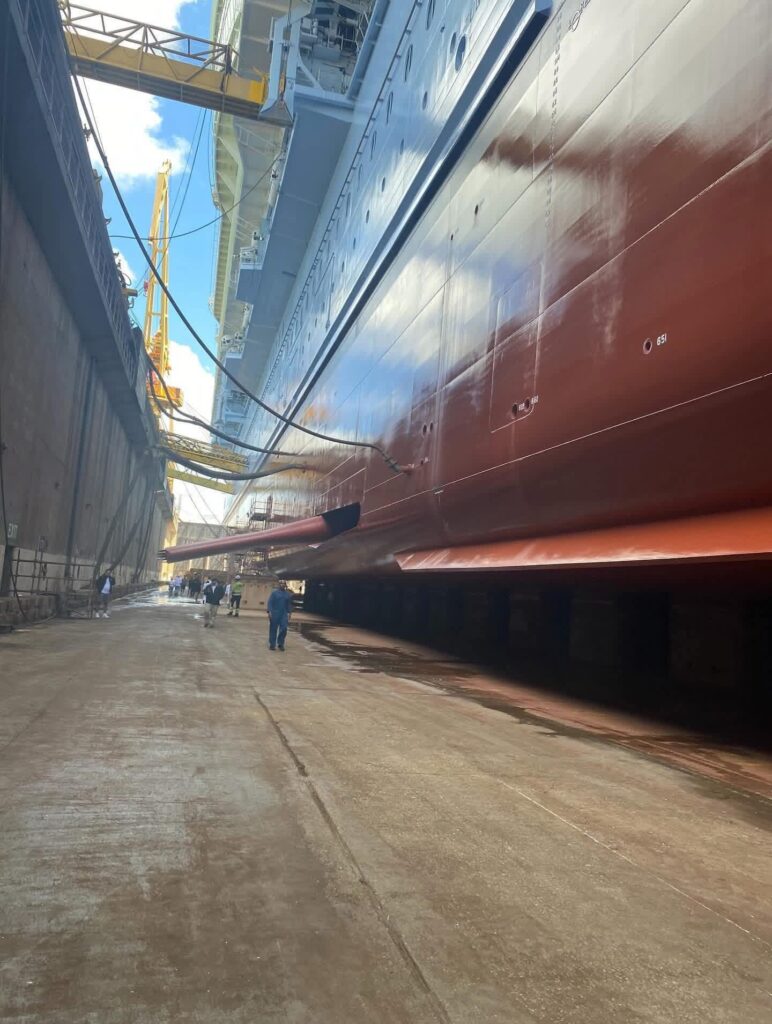 vista inferior del casco del harmony of the seas en el dique