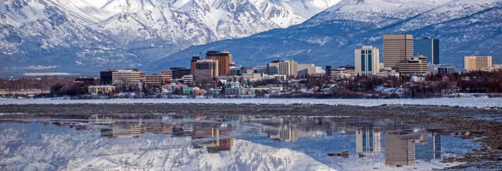 vistas del centro de anchorage bajo las montanas nevadas