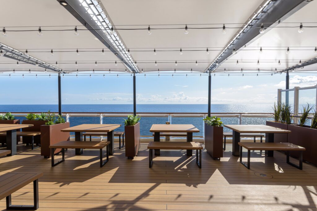 zona de mesas al aire libre con vistas al mar en msc seashore