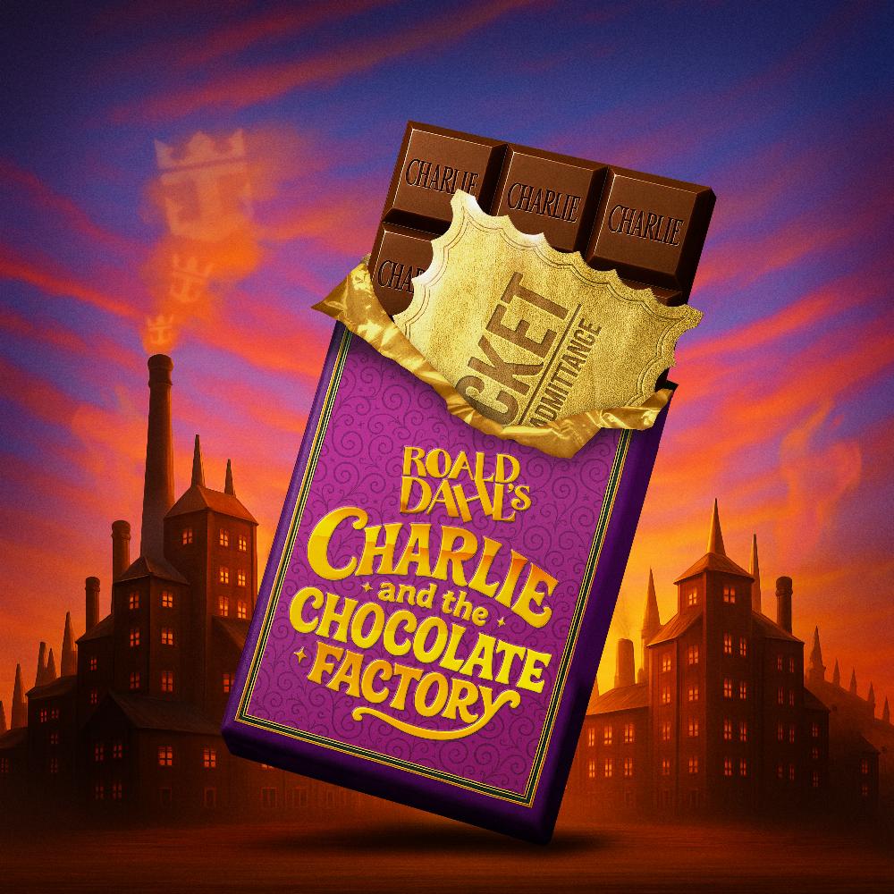 Barra de chocolate Charlie y la Fábrica de Chocolate con un boleto dorado frente a una fábrica bajo un cielo atardecer.