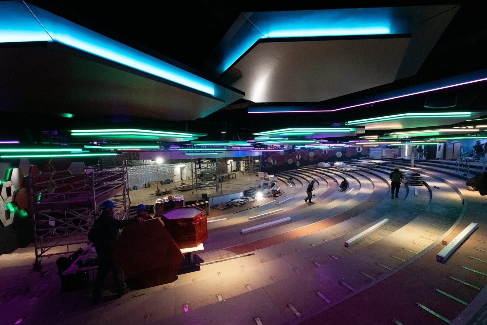 Obreros trabajando en el escenario y gradas del teatro en construcción a bordo de un crucero MSC.