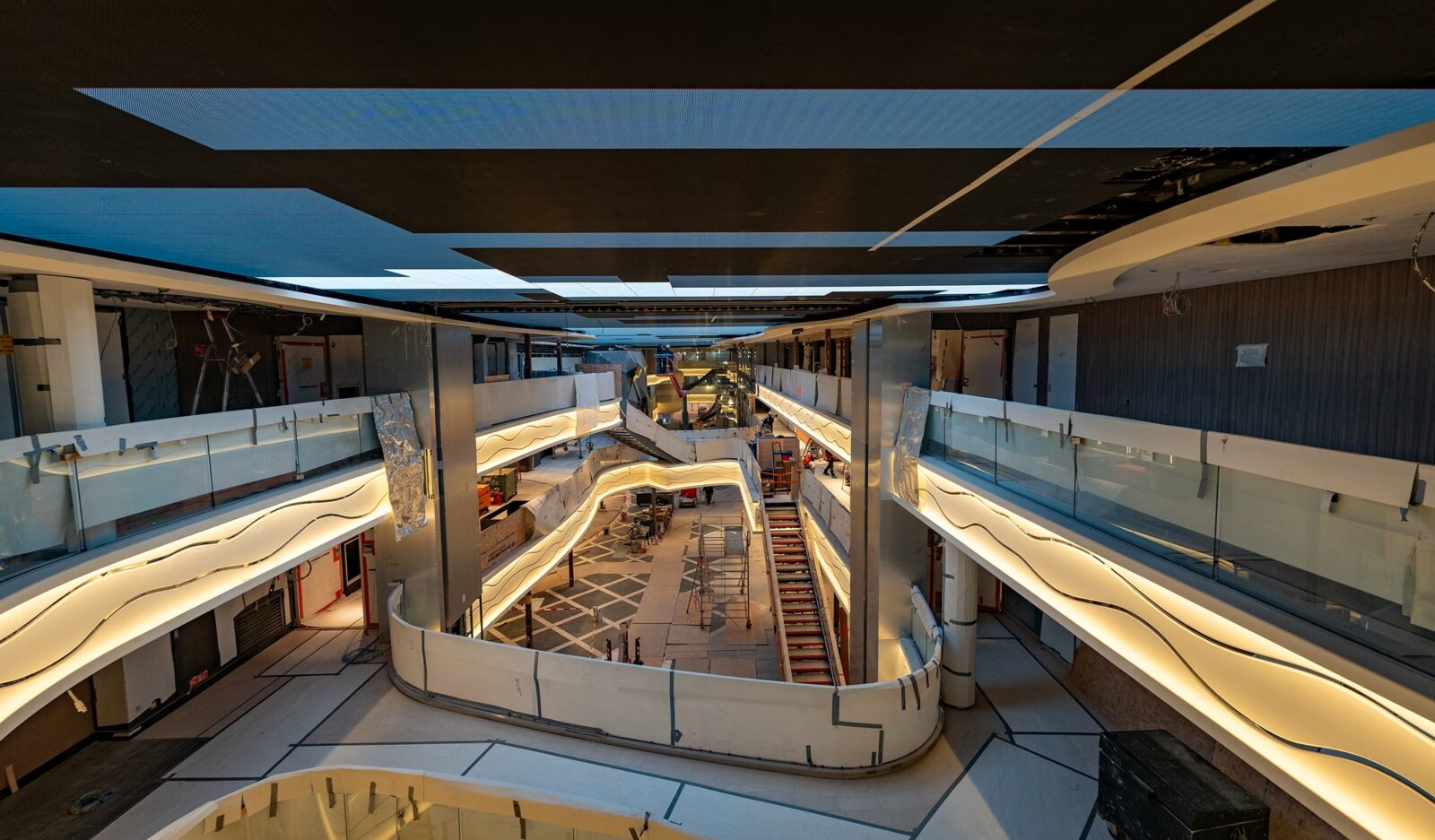 Vista interior de la MSC Galleria en construcción, mostrando múltiples niveles y pasarelas en un crucero.
