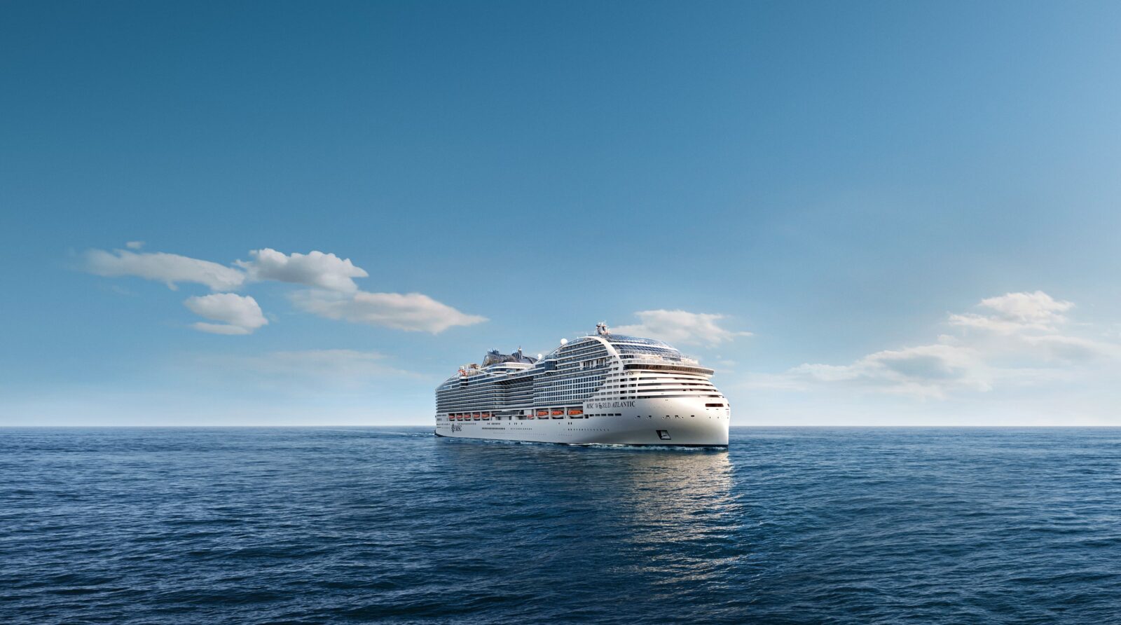 El crucero MSC World Atlantic navegando por el océano abierto bajo un cielo azul despejado y sereno.