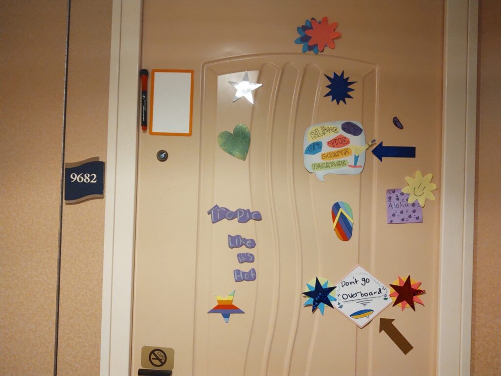 decoracion puerta crucero frases divertidas