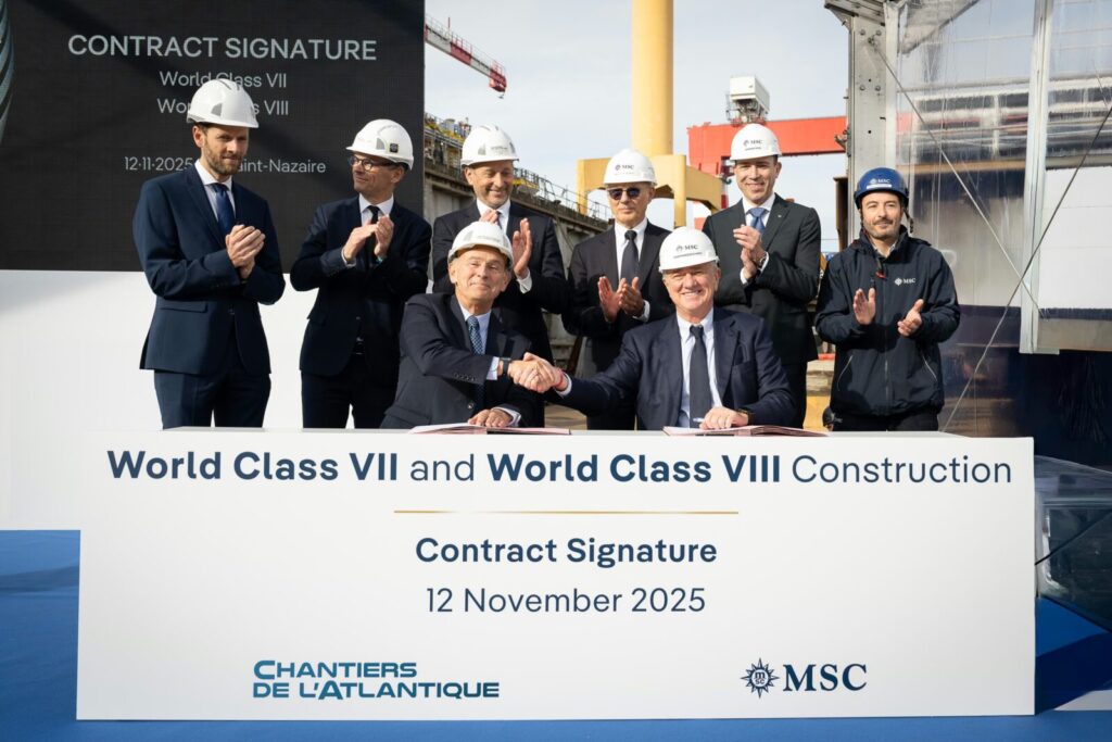 Ejecutivos de MSC y Chantiers de l'Atlantique estrechan manos tras firmar el contrato de los buques World Class VII y VIII.