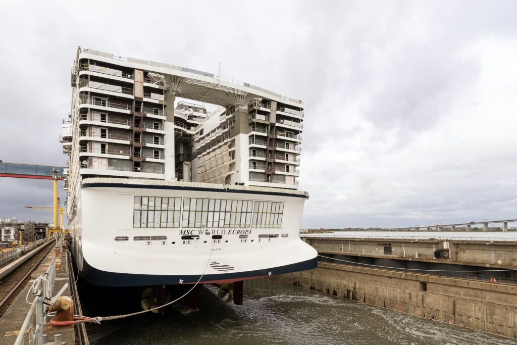 Vista trasera del crucero MSC World Europa en dique seco durante su etapa de construcción en astilleros.