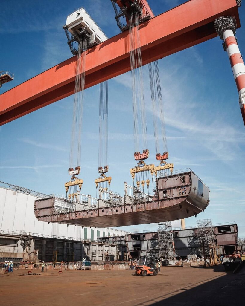 Grúa gigante moviendo un bloque de construcción del crucero Oasis 7