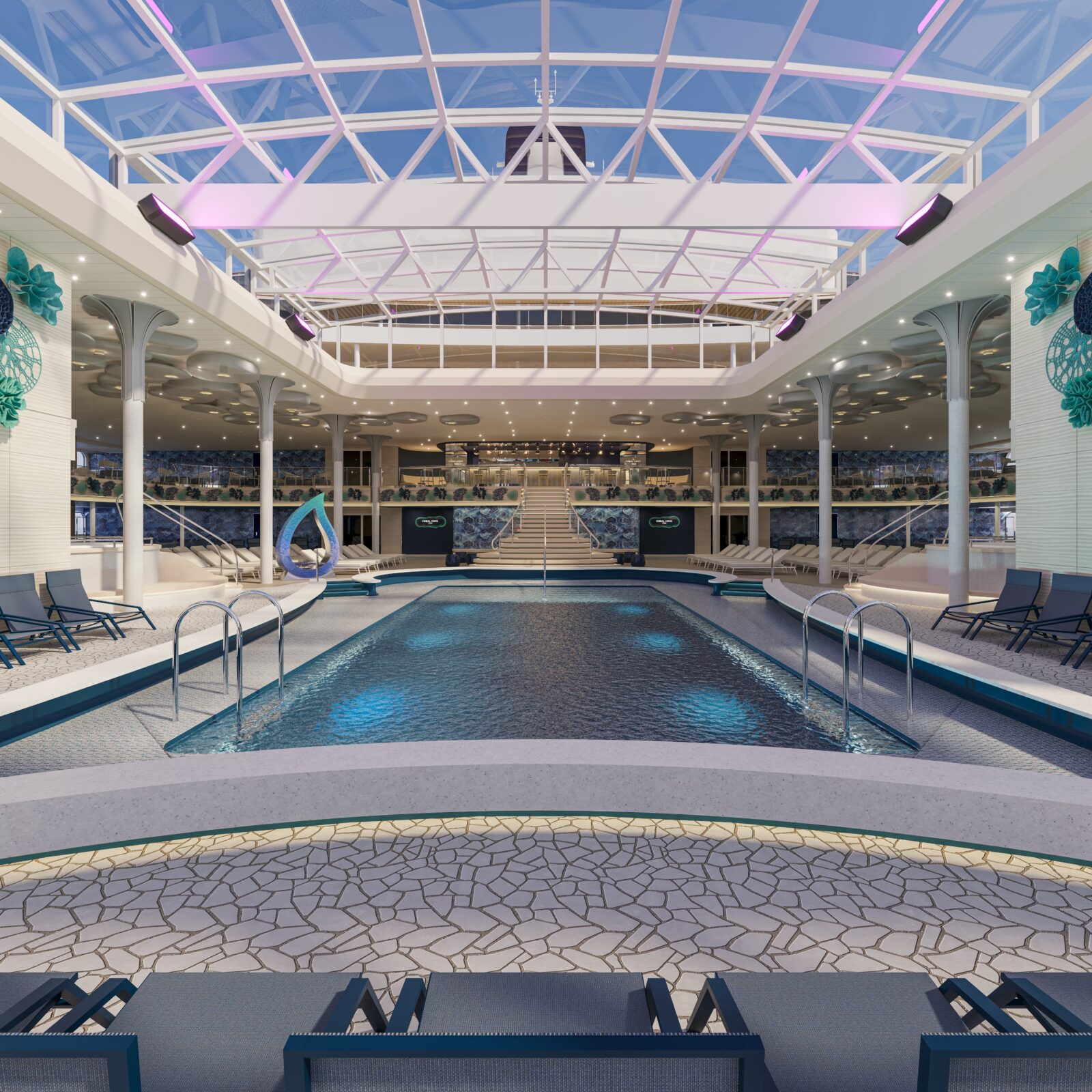 Piscina central iluminada bajo un techo de cristal retráctil en la cubierta de un crucero con tumbonas a los lados.
