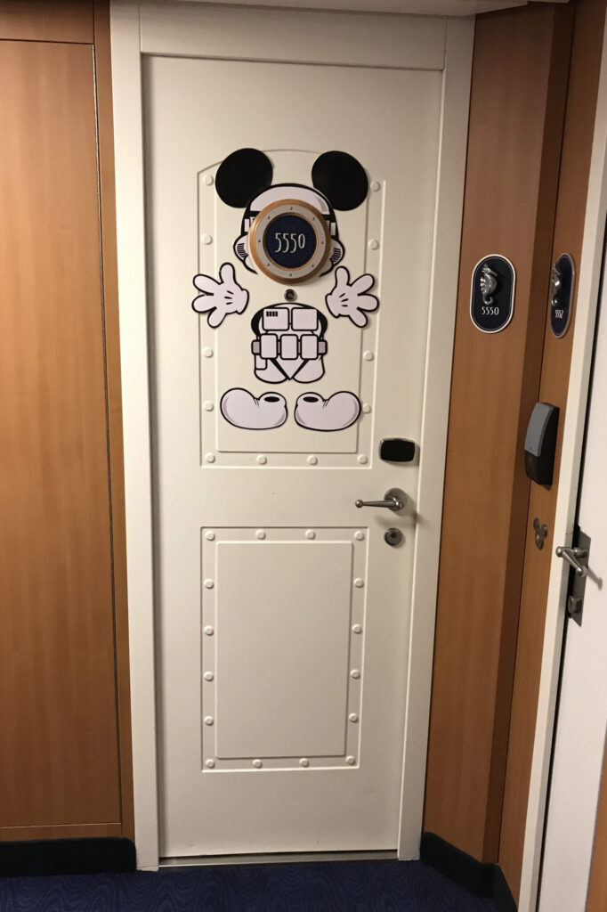 puerta camarote disney cruise line mickey mouse