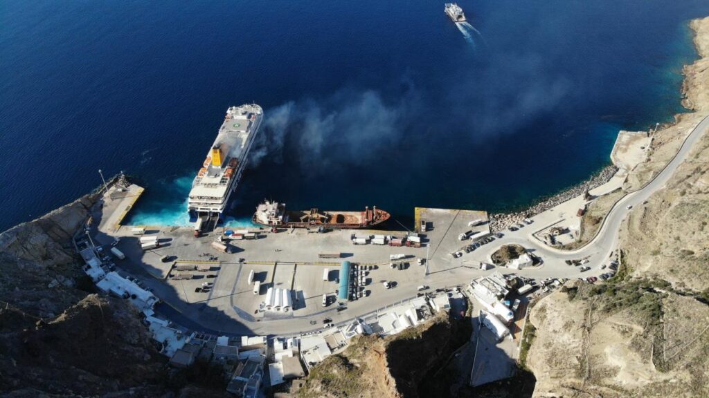 Vista aérea del puerto de Athinios en Santorini con barcos atracado