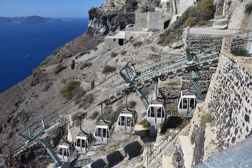 Teleférico de Santorini subiendo el acantilado con el mar Egeo de fondo