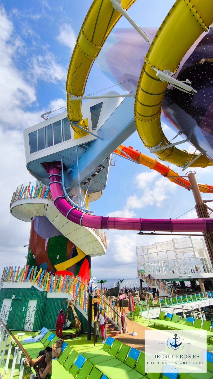 Toboganes de colores y piscina en la cubierta del crucero Icon of the Seas de Royal Caribbean