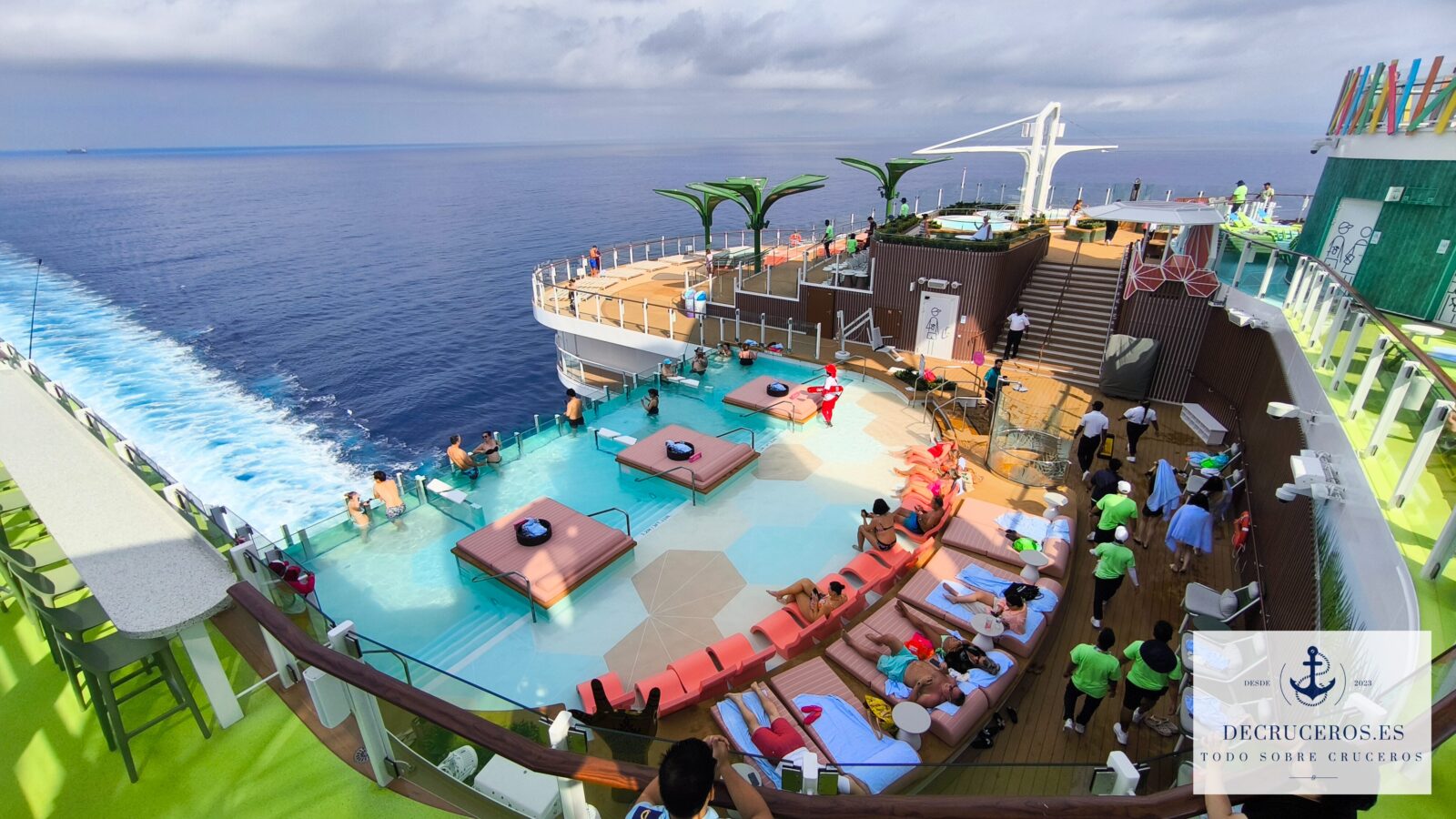 Vista aérea de la cubierta con piscinas y tumbonas en un crucero de la clase Icon de Royal Caribbean